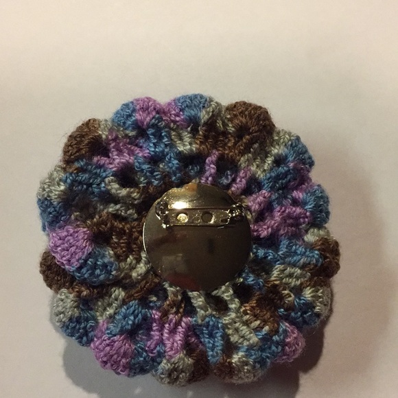 Hand crocheted flower pin - Picture 3 of 3